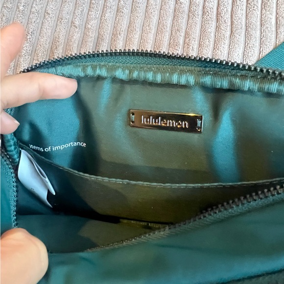 Green Jasper Lululemon Camera Bag Crossbody 2L Like New - Picture 7 of 7